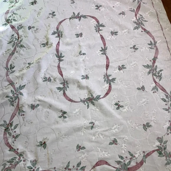 Vintage ivory mistletoe Holly Christmas tablecloth 64 x 50” - Picture 5 of 7